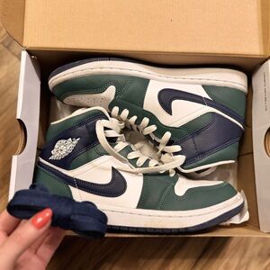 Air Jordan 1 Mid SE
Noble green/midnight navy